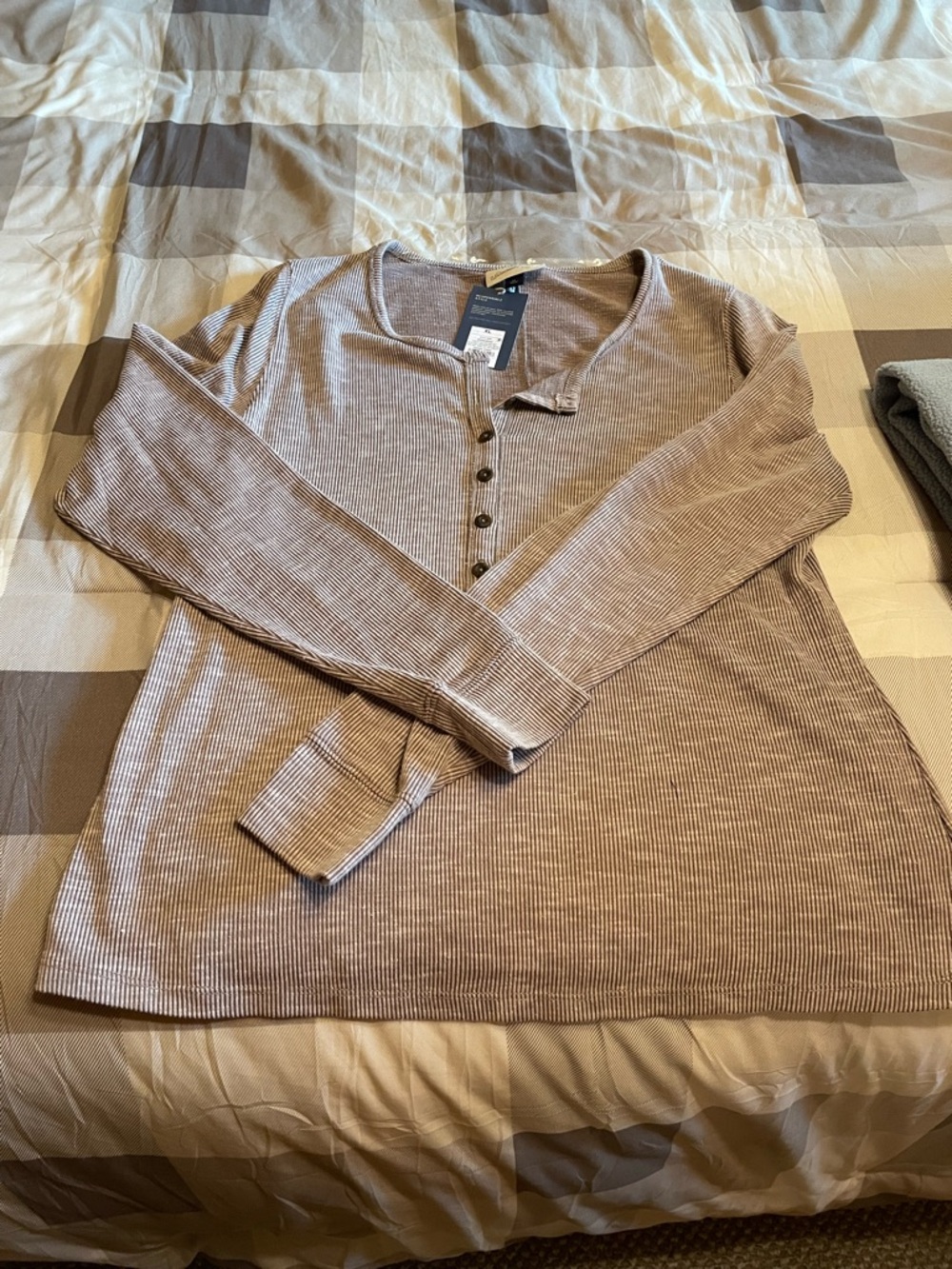 NWT Women’s Size XL Universal Thread Ribbed Button Henley in Taupe